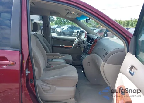 2004 Toyota Sienna Xle z USA, uszkodzony, nr VIN 5TDZA22C44S203726